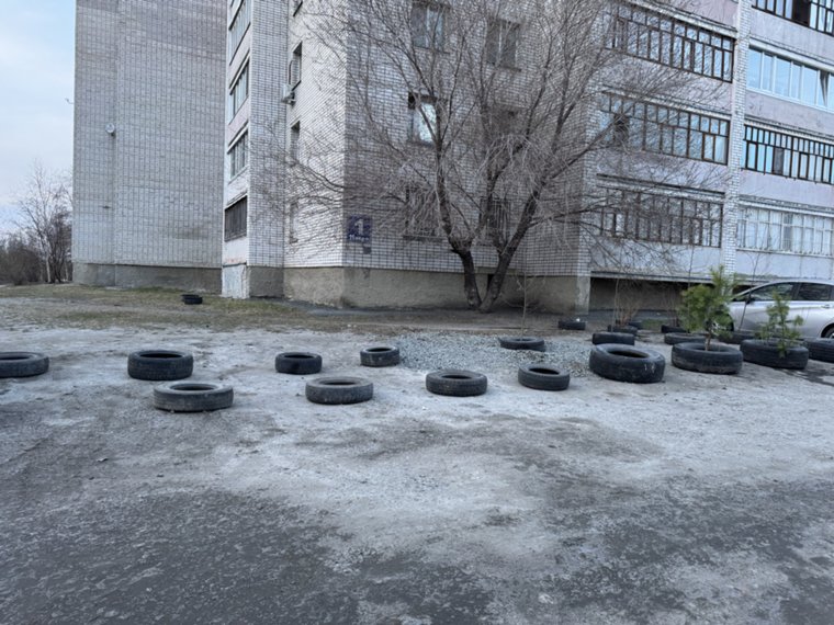 Горожане жалуются на захват муниципальных парковок в Заозерном