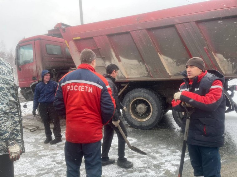 Мужчины не поленились взять в руки лопаты, чтобы помочь себе самим