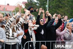 Тысячи горожан собрались на площади в Кургане, чтобы посмотреть концерт Фадеева