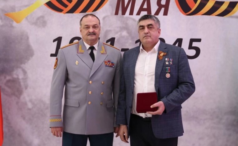 За выдающиеся заслуги Абачев был удостоен Золотой Звезды Героя России