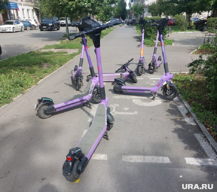 Самокаты стояли хаотично на парковке