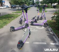Самокаты стояли хаотично на парковке