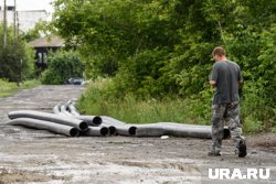 Рабочие меняли водопроводные трубы