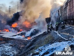 В результате ДТП загорелись 16 сошедших с рельс вагонов