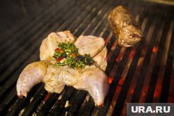 Курицу можно мариновать в йогурте, он сделает вкус мяса еще нежнее