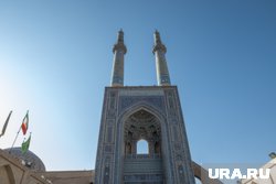 Иран объявил о кровной месте Израилю, подняв красный флаг над мечетью