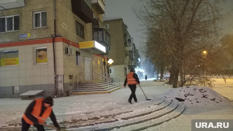 На уборку снега в Челябинске вышли техника и рабочие