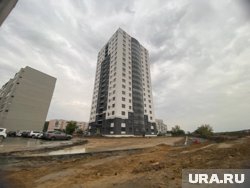 На стройке незаконной высотки в Кургане укладывают асфальт и бордюры