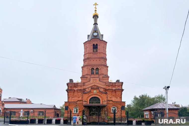 Храм построен из красного кирпича