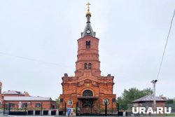 Храм построен из красного кирпича