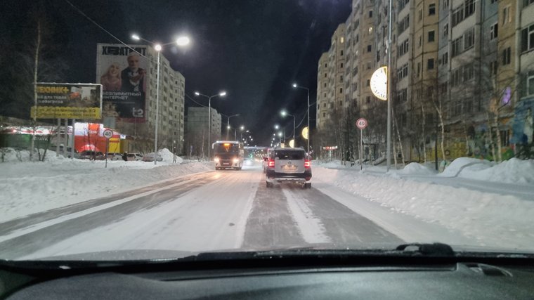 Уборка снега с дорог в Надыме