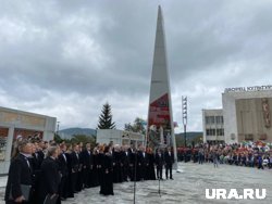 В Златоусте в 2024 году установили стелу в честь присвоения ему звания «Город трудовой доблести»
