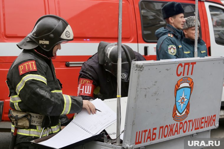 Огнеборцы МЧС России спасают и эвакуируют жильцов многоэтажки в Москве