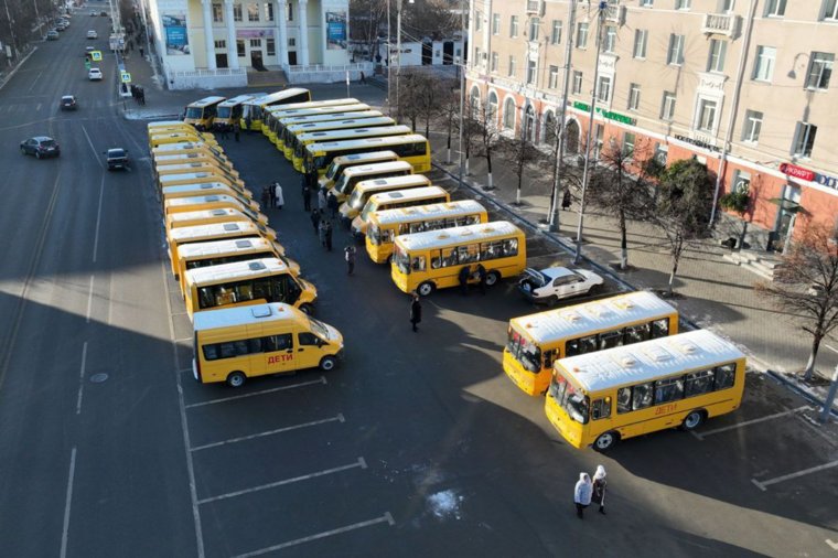 Десятки школьных автобусов были переданы в школы Курганской области