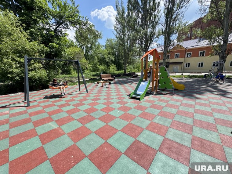 Восстановленный детский городок около поликлиники 