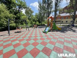 Восстановленный детский городок около поликлиники 