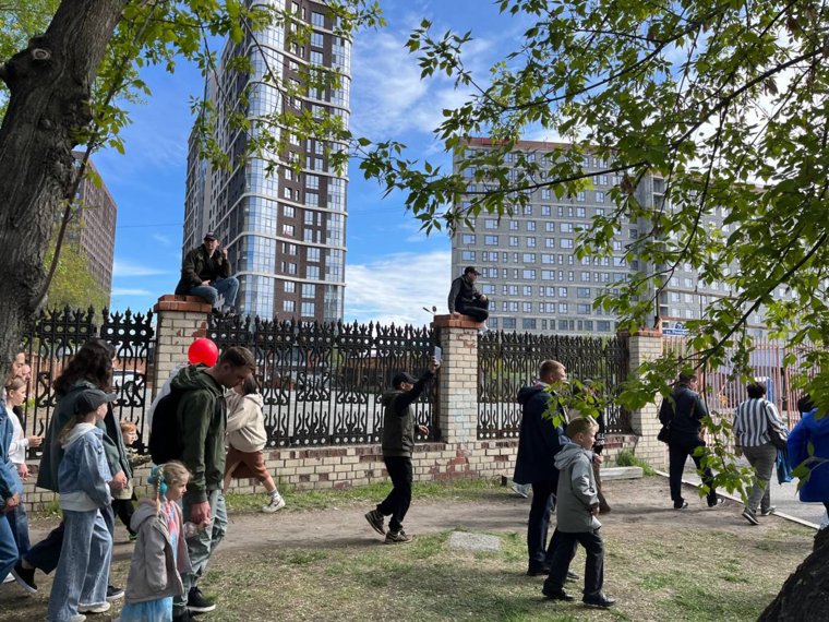 Тюменцы наблюдают за Парадом Победы