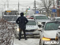 После критики горожан мэр Перми Соснин лично поехал выискивать снежные завалы. Фото