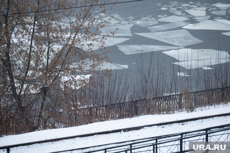 В Петербурге запретили выходить на ледовое покрытие водоемов до апреля 2025 года