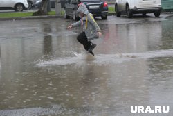 Тротуары на улице Пионерской в Нижневартовске затопило