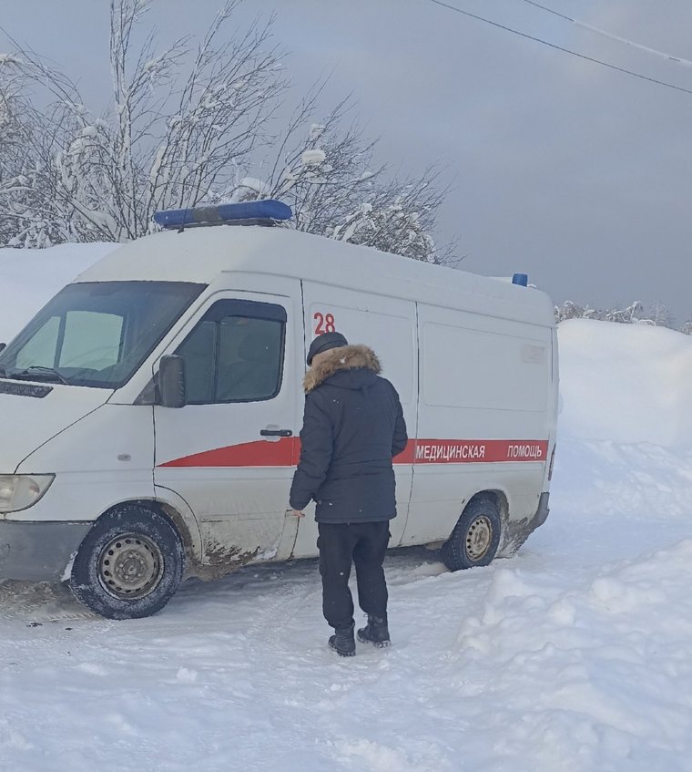 Вытащить скорую из снега помог УАЗ