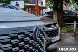 Острым предметом она написали слово «лох»