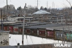 Гаражи на территории промбазы ушли под воду вместе с транспортом 