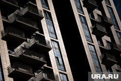 Ребенок упал с 10 этажа жилого дома на козырек подъезда