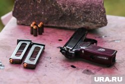 Новичкам дают два стандартных пистолета, профи уже могут стрелять из автоматов
