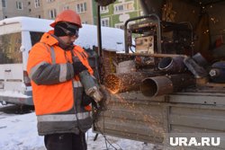 Коммунальщики работают, чтобы восстановить водоснабжение. Фото архивное