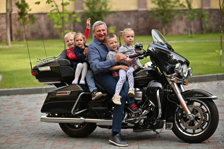 На своем чоппере от Harley-Davidson сенатор Муратов катает внуков и жену Светлану