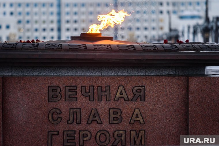 После парада, главы возложили цветы к Вечному огню