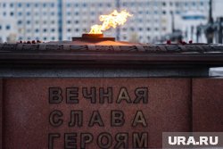 После парада, главы возложили цветы к Вечному огню