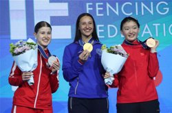 Яна Егорян (посередине) выиграла золотую медаль