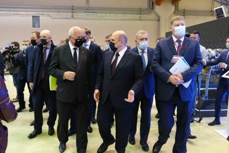 Во время визита в Прикамье в 2021 году Мишустин посетил предприятие «Пермские моторы»