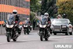 В Москве Анвар Ибрагим приехал в Кремль на Аурусе и в сопровождении почетного эскорта мотоциклистов