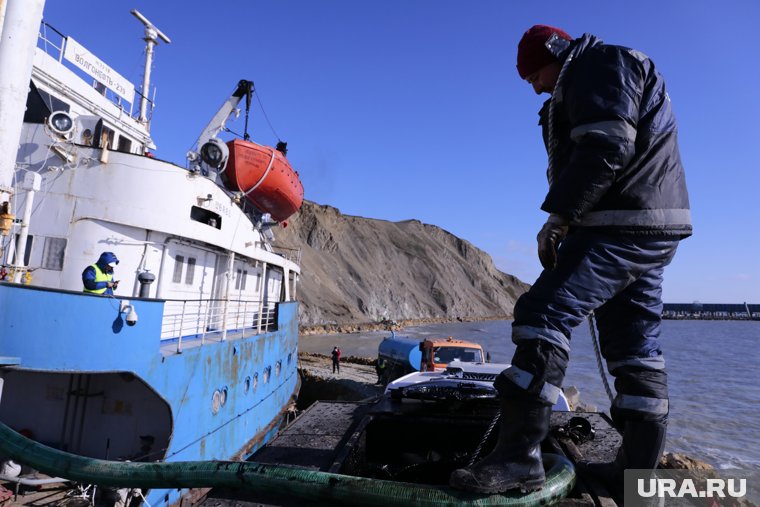 Со дна порта Анапа водолазами и спасателями собрано всего 77,4 тыс. кг мазута