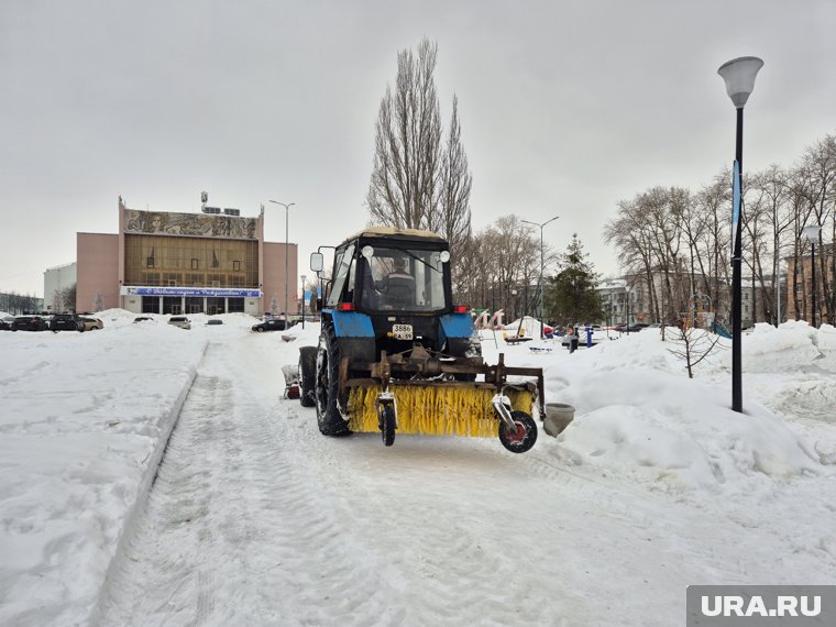 Снегоуборочная техника работает в Свердловском районе