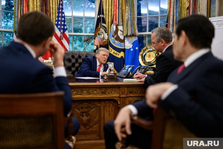 Белый дом опубликовал фото звонка Трампа Путину