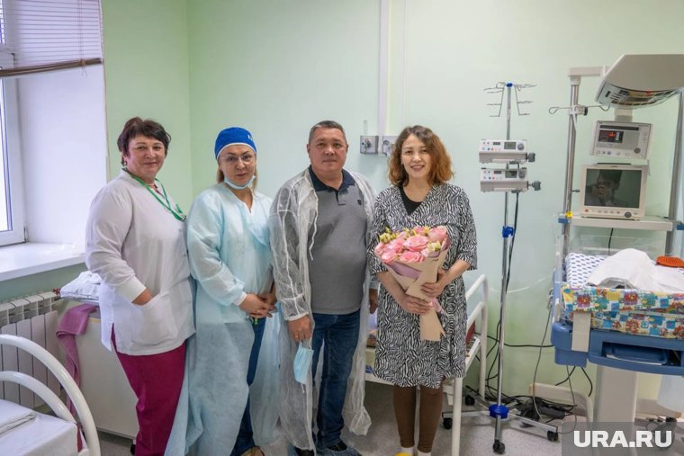 Счастливую маму поздравил председатель Законодательного собрания Ямала Сергей Ямкин