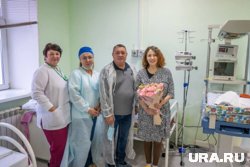 Счастливую маму поздравил председатель Законодательного собрания Ямала Сергей Ямкин
