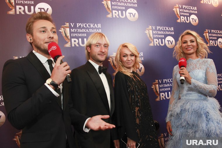 Рудковская (справа от фигуриста Плющенко) выразила уважение к итальянскому дизайнеру