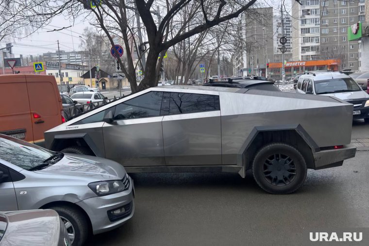 Tesla Cybertruck привлек внимание горожан