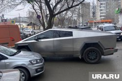 Tesla Cybertruck привлек внимание горожан