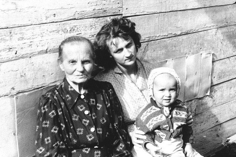 Родился Путин в 1952 году в Ленинграде в рабочей семье. Его мать — Мария Ивановна Шеломова (на фото в центре), отец — Владимир Спиридонович Путин