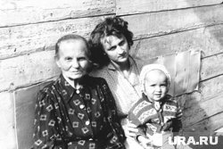 Путин родился в рабочей семье, его мать — Мария Ивановна Шеломова (в центре), отец — Владимир Спиридонович Путин