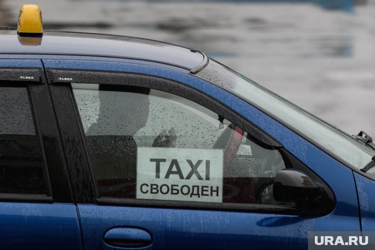Таксист рассказал URA.RU, что не сменит профессию из-за нового законопроекта о локализации такси