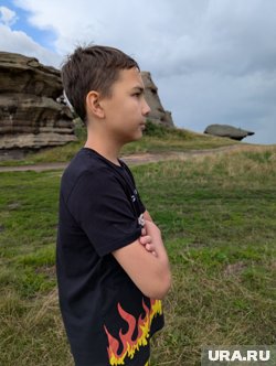 Одна скала похожа на лицо человека и это явно видно 