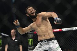 Чеченский боец стал чемпионом UFC в средней весовой категории