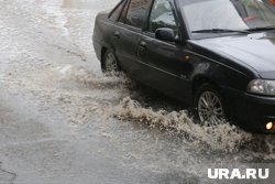 В Новом Уренгое возле спорткомплекса постоянно стоит вода